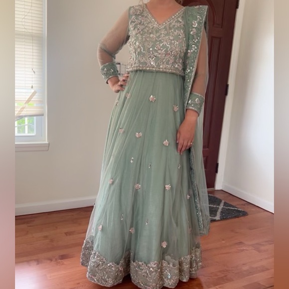 Designer Pakistani wedding formal wear stunning embellished -medium maxi - Picture 2 of 7